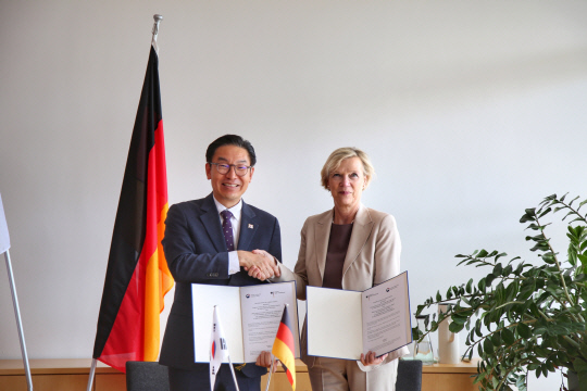 김완기(왼쪽) 특허청장이 지난달 30일(현지시간) 에바 슈비오르 독일 특허상표청장과 업무협약 체결을 체결하고 기념촬영을 하고 있다. 특허청 제공